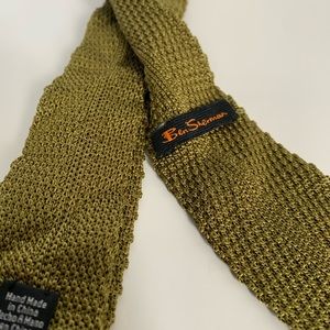 Knitted silk necktie